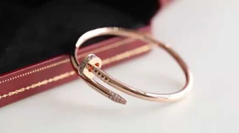 Россиянин скрывал драгоценности Cartier под стельками своих кроссовок и был оштрафован