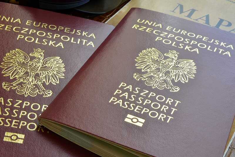 Иностранцы массово подают заявления на польское гражданство: власти повышают пошлины