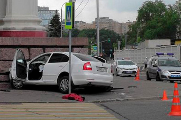 В Москве машина врезалась в здание Театра российской армии, погиб человек