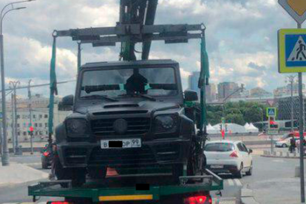 Тюнингованный Gelandewagen Кокорина с номером серии «ВОР» эвакуировали за нарушение правил стоянки