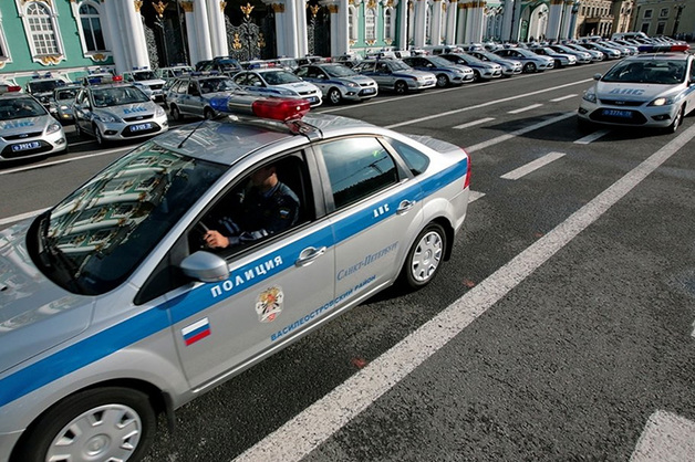 В Санкт-Петербурге устроили облаву на личные и служебные автомобили полицейских