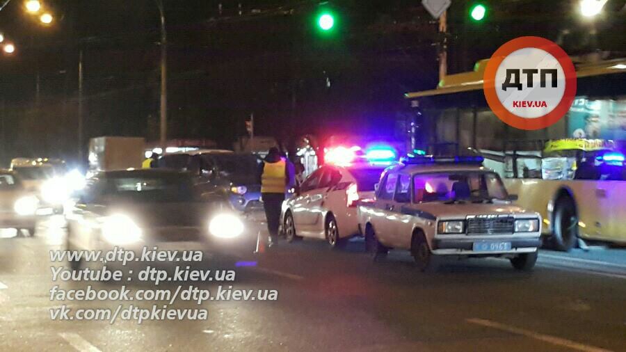 В Киеве возле Соломенского рынка на пешеходном переходе внедорожник сбил семью - 21446 В Киеве возле Соломенского рынка на пешеходном переходе внедорожник сбил семью - фото 21446