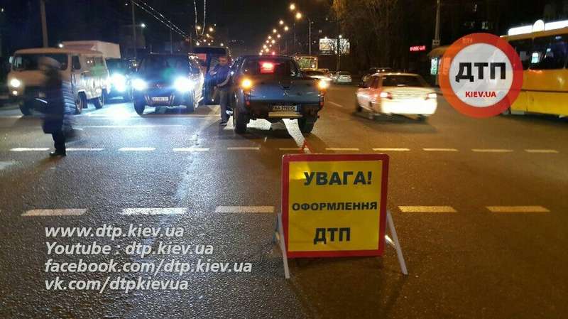 В Киеве возле Соломенского рынка на пешеходном переходе внедорожник сбил семью - 21447 В Киеве возле Соломенского рынка на пешеходном переходе внедорожник сбил семью - фото 21447