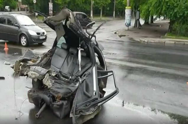 Смертельное ДТП в Одессе: автомобиль разорвало на части, водитель и пассажир погибли на месте