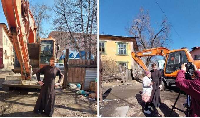 В Туве священник встал на пути ехавшего сносить дом бульдозера