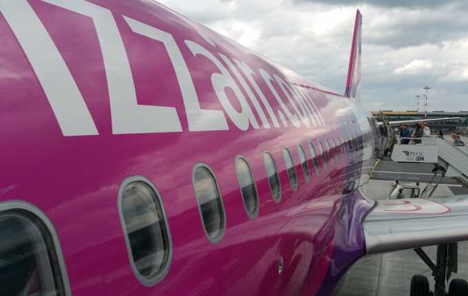 Пассажиры рейса Wizz Air застряли в Белграде без жилья и питания